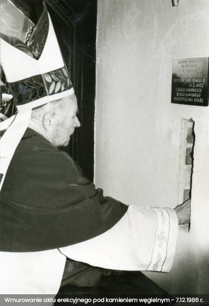 wmurowanie-aktu-erekcyjnego-pod-kamieniem-wegielnym-7-12-1986-rybnik-niewiadom