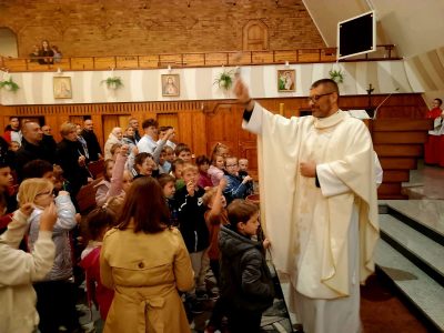 Błogosławieństwo różańców dla dzieci przygotowujących się do Pierwszej Komunii Świętej